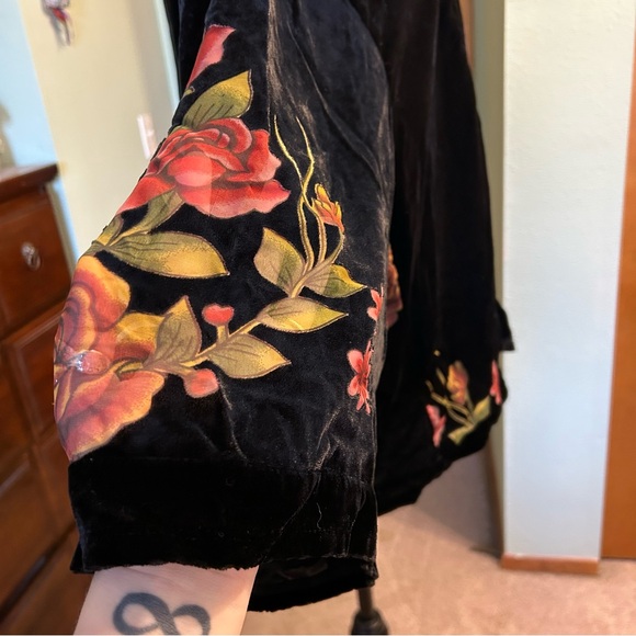 Torrid black velvet with sheer floral duster kimono gothic whimsigoth size 1X/2X - Picture 5 of 11